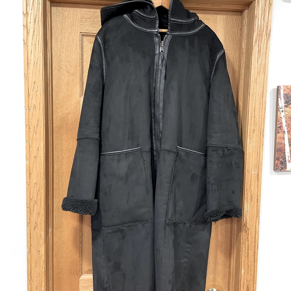 Faux shearling, reversible coat in black. Zara . EUC, size L. Faux leather trim.